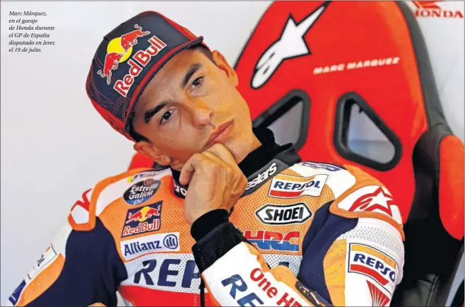  ??  ?? Marc Márquez, en el garaje de Honda durante el GP de España disputado en Jerez el 19 de julio.