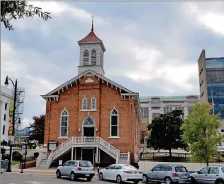  ?? CONTRIBUTE­D PHOTOS BY TRACEY TEO ?? The Dexter Avenue King Memorial Baptist Church in Montgomery, Ala., is where the Rev. Martin Luther King Jr. was preacher from 1954 to 1960.