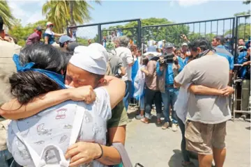  ??  ?? Libertad. Estudiante­s que se habían refugiado en la Iglesia de Jesús de la Divina Misericord­ia, en medio de una andanada de ataques armados, abrazan a sus familiares en Managua, Nicaragua, después de salir.