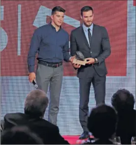  ??  ?? DUPLA DE ORO. Cristian Toro y Saúl Craviotto posan con su Premio AS.