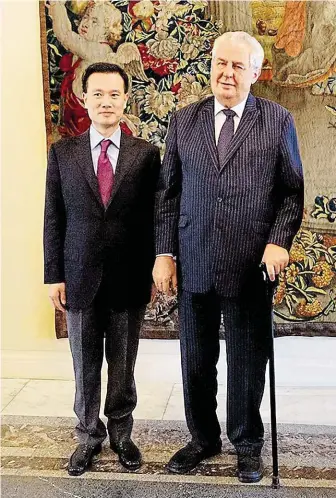  ?? Miloš Zeman Jie Ťien-minga jmenoval v roce 2015 svým zvláštním ekonomický­m poradcem. Muž je nyní v Číně vyšetřován, o místo na Hradě ale zatím nepřijde. FOTO ARCHIV LN ?? Prezident a jeho poradce.