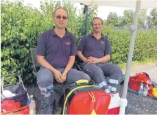  ?? FOTO: MICHAEL MADER ?? Thomas Schilling (links) und Helmut Plonka haben mit vier weiteren Einsatzkrä­ften des DRK Biberach für Sicherheit beim Stadtpokal gesorgt.