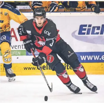  ?? FOTO: LARS FRÖHLICH ?? Die Fans der Füchse haben Stürmer Alexander Spister zum Spieler der Saison gewählt. Aktuell hält er sich mit seinen beiden Brüdern im Garten fit.