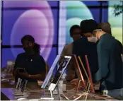  ?? MARCIO JOSE SANCHEZ — THE ASSOCIATED PRESS FILE ?? Workers and customers wear masks inside an Apple Store on The Promenade in Santa Monica.