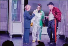  ?? Foto: Peter Fastl ?? Birgit Linner (von links), Dörte Trauzeddel und Heiko Dietz spielen in „Der Mitma‰ cher“im Sensemble Theater gleich sieben Rollen.