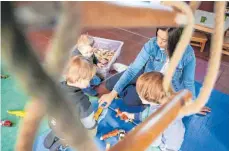  ?? FOTO: BERND THISSEN/DPA ?? Ab Montag sollen die Kitas in Baden-Württember­g wieder mehr Kinder betreuen.