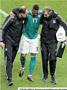  ??  ?? DOR DE CABEÇA. Boateng é um problema para Heynckes