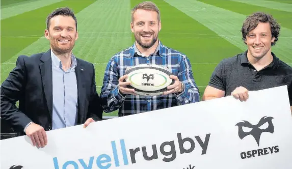  ??  ?? > Huw Warren, of the Ospreys, with Ben and Joe Lovell of Lovell Rugby