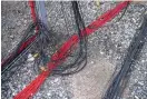  ??  ?? En hel del kabel går åt när allt ska kopplas samman.