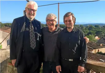  ??  ?? Le toujours très souriant président du festival Orgues à Cintegabel­le, Roland Pousse, entouré des géants Fridemann Immler et Andreas Meibner qui étaient à l’affiche le dimanche 7 août.