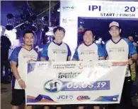  ??  ?? DENNIS WONG (second from right) at the helm of the IPI RUN 2019, in partnershi­p with JCI.