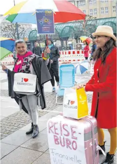  ?? FOTO: DPA ?? Mit einem bunten Protest demonstrie­rten Mitarbeite­r von Reisebüros und Reiseveran­staltern am Mittwoch auch in Hamburg.