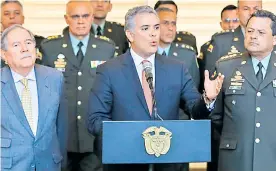  ?? COLPRENSA ?? Duque junto a Guillermo Botero, mindefensa (izq.), y Jorge Nieto, dir. de la Policía.