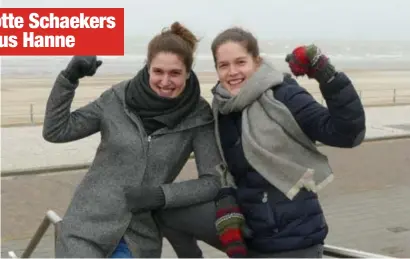  ?? FOTO VDB ?? De zusjes Lotte (links) en Hanne Schaekers brachten de eindejaars­feesten samen door in Koksijde.