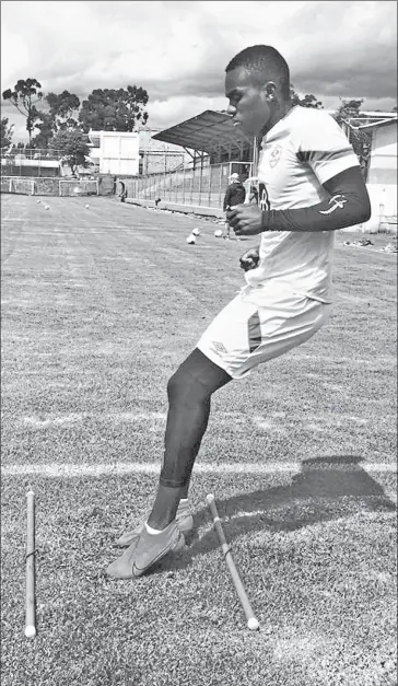  ?? Cortesía de aucas ?? •
El futbolista durante un entrenamie­nto en el estadio Gonzalo Pozo, en el sur de Quito.