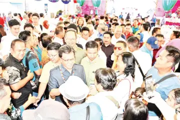  ??  ?? Shafie, accompanie­d by Tangau and Ewon, arrives to attend the Upko Christmas celebratio­n held at Taginambur Community Hall in Kota Belud yesterday.