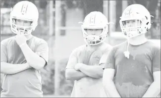  ?? Fred Conley • Times-Herald ?? A trio of Palestine-Wheatley linemen watch and listen to assistant coach Steve Sherland during a recent practice session.