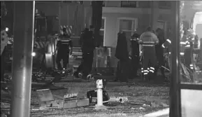  ??  ?? Er zijn inmiddels drie personen aangehoude­n in het geval waarbij een auto een terras in Deventer inreed. (Foto:NU)