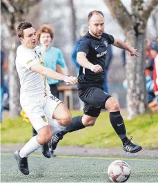  ?? FOTO: VOLKER STROHMAIER ?? Der SV Ochsenhaus­en (rechts Stefan Bek) bezwang im Heimspiel den FC Mengen (hier Tobias Nörz).