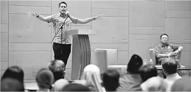  ?? — Gambar Bernama ?? BENTANG VISI: Khairy menerangka­n visi dan misinya kepada para perwakilan sewaktu mengadakan pertemuan dengan lima Bahagian UMNO di Sandakan semalam. Turut hadir Abdul Rahman Dahlan (kanan).