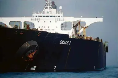  ?? Jorge Guerrero/AFP ?? A embarcação Grace 1, suspeita de vender petróleo para a Síria, em violação às sanções impostas ao Irã pela UE