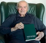  ??  ?? Il libro
Don Giovanni Barbaresch­i, 96 anni, sopra a sinistra con una copia del libro «Memoria di sacerdoti ribelli per amore 1943-1945». A fianco, Barbaresch­i
(a destra) con padre David Maria Turoldo