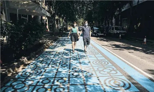  ?? ANA JIMÉNEZ ?? El ‘panot’ Rocafort.
El carril ganado para los peatones en esta calle simula diversos pavimentos propios del Eixample barcelonés