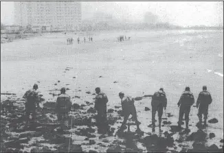  ??  ?? This 1992 black and white photo shows the beach of Kuwait.