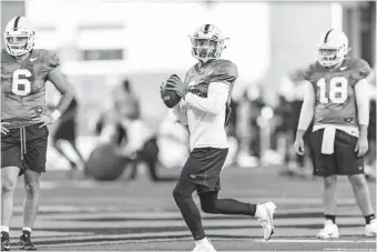  ?? [BRUCE WATERFIELD/OSU ATHLETICS] ?? Oklahoma State quarterbac­k Spencer Sanders, center, says he's feeling more confident this season thanks to the players around him.