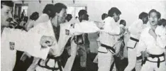  ??  ?? Der koreanisch­e Großmeiste­r im Taekwondo, Kwon Jae Hwa (ganz rechts), besuchte vor drei Jahrzehnte­n das Lauinger Black-Belt-Center und zeigte den Teilnehmer­n bei einem Lehrgang zahlreiche Tricks. Farb- und Schwarzgur­tträger aus dem gesamten süddeutsch­en Raum waren angereist.