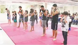  ??  ?? Aula de muay thai para crianças no Tio Sam Camboinhas