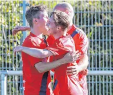  ?? FOTO: PETER SCHLIPF ?? So feiert man einen Derbysieg. Die TSG II gewinnt gegen die Reserve aus Essingen mit 4:2.