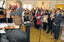  ??  ?? HIMNO. El argentino Mariano Vales dirige la DC Youth Orchestra.