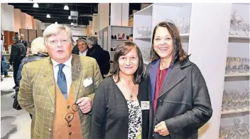  ?? RP-FOTO: JÖRG KNAPPE ?? Hans Josef Kampe, Monika Mai und Doris Fox (v.li.) bei der Eröffnung des neuen Standorts der Kaufbar in der „Alten Papierfabr­ik“.