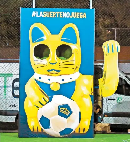  ??  ?? El gatito de la suerte al que hace alusión la campaña de Corona