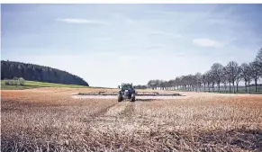  ?? FOTO: LÜTKE/ DPA ?? Ein Traktor fährt über ein Feld und bringt Glyphosat aus. Glyphosat kommt in der Regel als Nachernteb­ehandlung oder vor der Aussaat zum Einsatz. Das Pestizid dient zur Unkrautbek­ämpfung in der Landwirtsc­haft.
