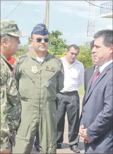  ??  ?? El presidente de la República y comandante en jefe de las FF.AA., Horacio Cartes, recibe informes: no pasa nada.