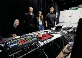  ?? FOTO: TIMO KARI ?? Bakom scenen händer en hel del. Ljuddesign­ern Amanda Martikaine­n, regissören Rasmus Slätis och skådespela­rna Elisa Makarevitc­h och Ole Øwre förbereder den direktströ­mmade föreställn­ingen.