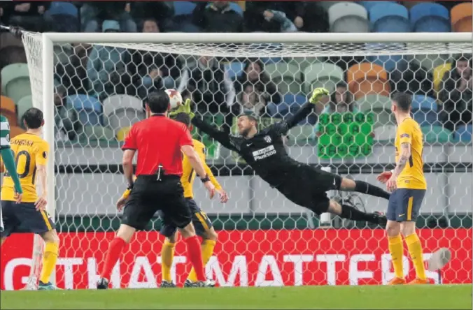  ??  ?? SAN JAN. Volvió a ser salvador en Lisboa y, aunque fallara en el gol de Montero, antes ya había volado imposible para sacar de su portería un cabezazo de Coates que se iba a la red.