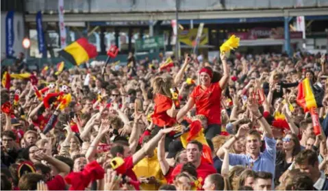  ?? FOTO DIRK KERSTENS ?? Het fandorp op een van de vele euforische momenten. Tegen Brazilië en Frankrijk zaten er 20.000 fans.