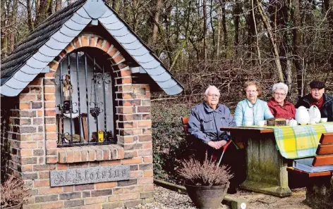  ?? RP-FOTO: KLAUS-DIETER STADE ?? Rolf Kretschmer, Henny Kretschmer, Hildegard Vüllings und Johannes Vüllings neben dem Aloisius-Bildstock.