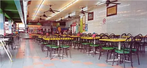  ??  ?? KEADAAN Restoran Prata Maju yang lengang sejak lima hari lalu akibat tular fitnah menerusi video berdurasi 49 saat di hadapan restoran di Bandar Putra, Kulai.