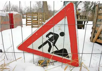  ?? FOTO: WÜSTNECK/DPA ?? Winterbaus­tellen können Probleme machen. Daher sollte man nichts übers Knie brechen.