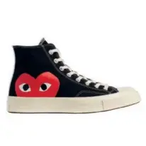  ??  ?? Hype, elle s’acoquine avec Comme des Garçons Play.