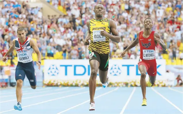  ??  ?? PASEO. Usain Bolt gana cómodo la prueba de los 200 metros, mientras que el estadounid­ense Curtis Mitchell y el británico Adam Gemili se esfuerzan al máximo para lograr una medalla.