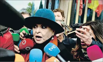  ?? FERNANDO VILLAR / EFE ?? La actriz Lucía Bosé, a su salida de la Audiencia Provincial de Madrid