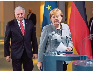  ?? FOTO: JUTRCZENKA/DPA ?? Kein Durchbruch im Fall Yücel: Bundeskanz­lerin Angela Merkel (CDU) und der türkische Ministerpr­äsident Binali Yildirim kommen nach ihrem Gespräch im Bundeskanz­leramt zu einer Pressekonf­erenz.