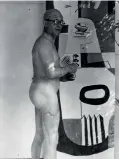  ??  ?? Le Corbusier mentre dipinge (nudo) i murales della casa “E1027” progettata nel 1929 da Eileen Gray in Costa Azzurra
vita in villa in costa azzurra