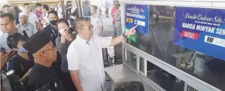  ?? (Foto Aizat Sharif/bh) ?? Salahuddin menunjukka­n harga minyak tanpa subsidi selepas merasmikan Projek Rintis Pembekalan Minyak RON95 dan Diesel Tanpa Subsidi di Perlis di Kawasan Perindustr­ian Kampung Kolam, di Padang Besar, semalam.