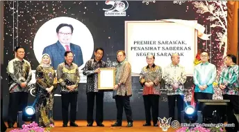  ?? — Photo courtesy of the Premier of Sarawak’s Office ?? Abdul Karim (fourth left) presents the award to Abang Johari as others look on.